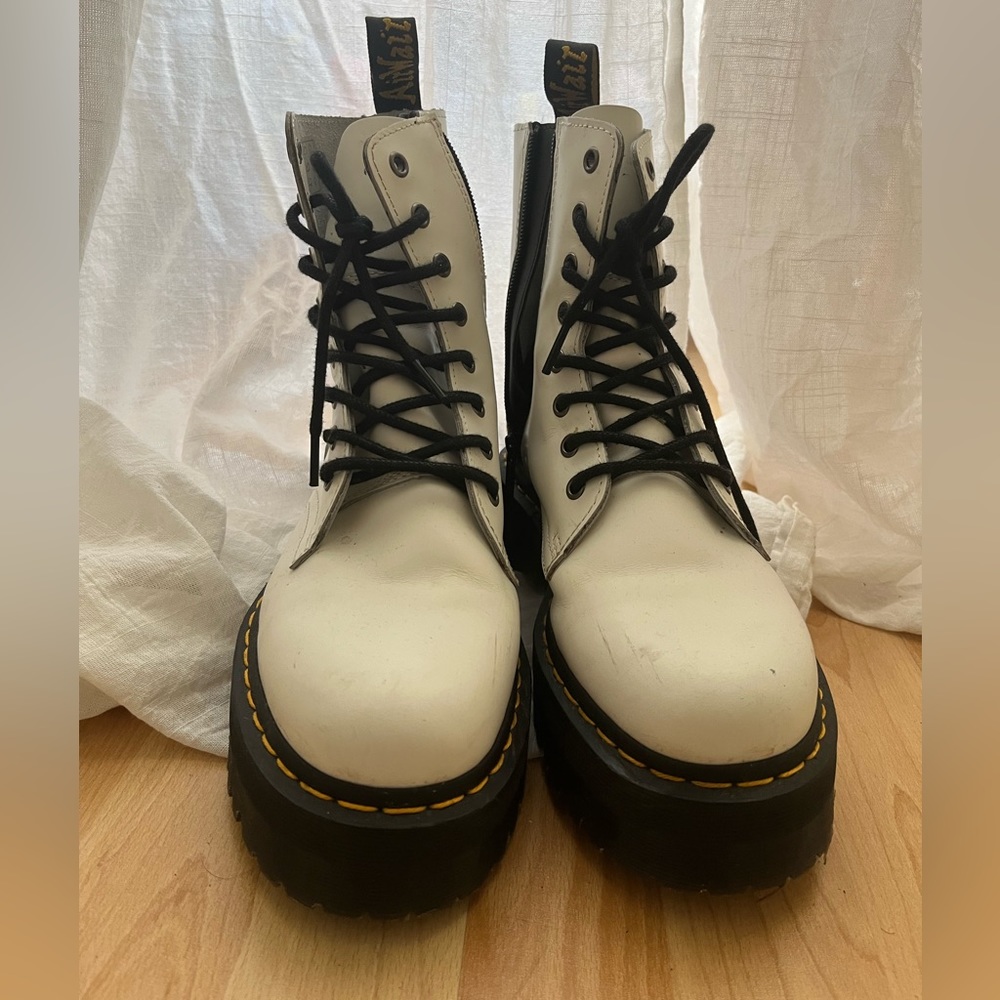 Dr. Marten Jadon (in white, platform)